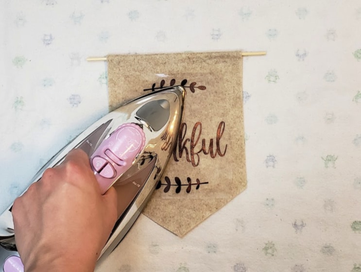 Ironing on pennant design | Thanksgiving Cricut Projects