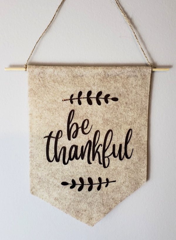 Finished Felt Thanksgiving Pennant | Thanksgiving Cricut Projects