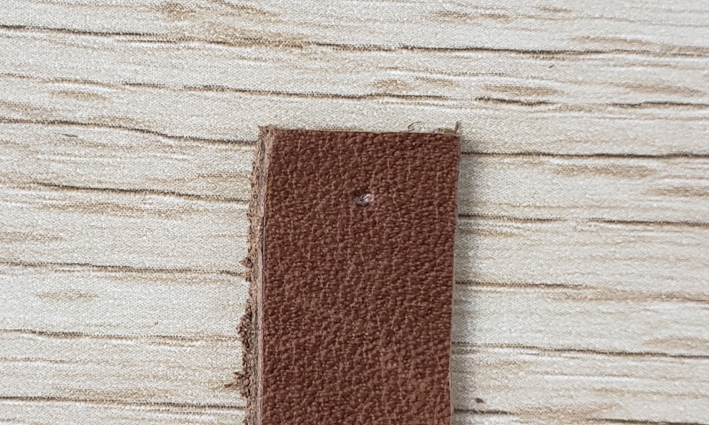 Hole mark bar leather earring