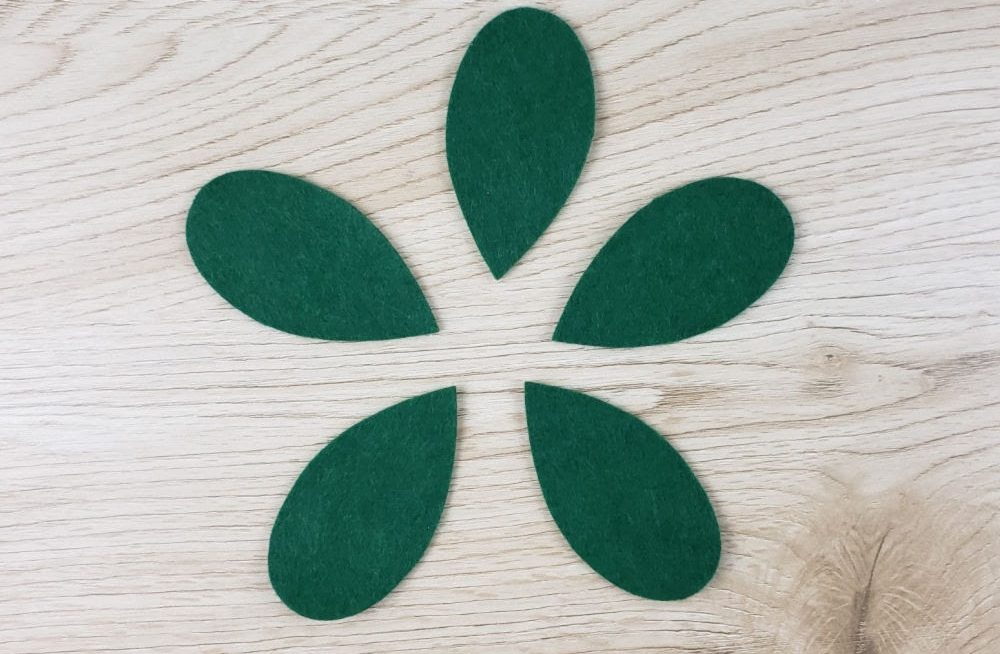 felt leaves for diy christmas wreath cut with Cricut Maker