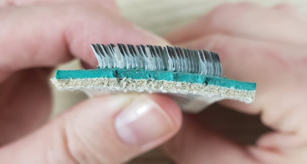 Gripper strip teeth pointing in one direction
