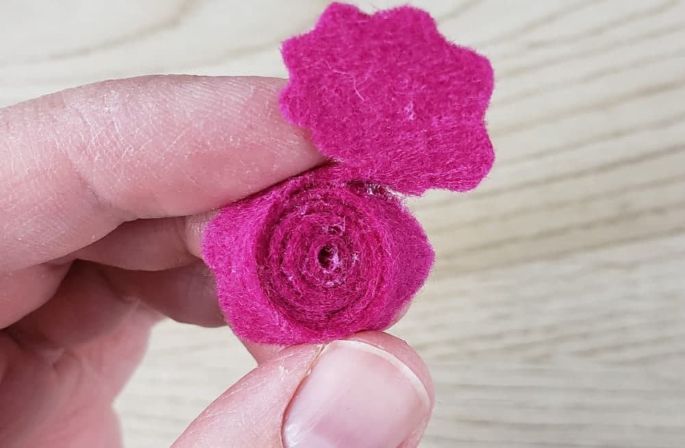 Wavy circle bit at the end of the felt flower earrings