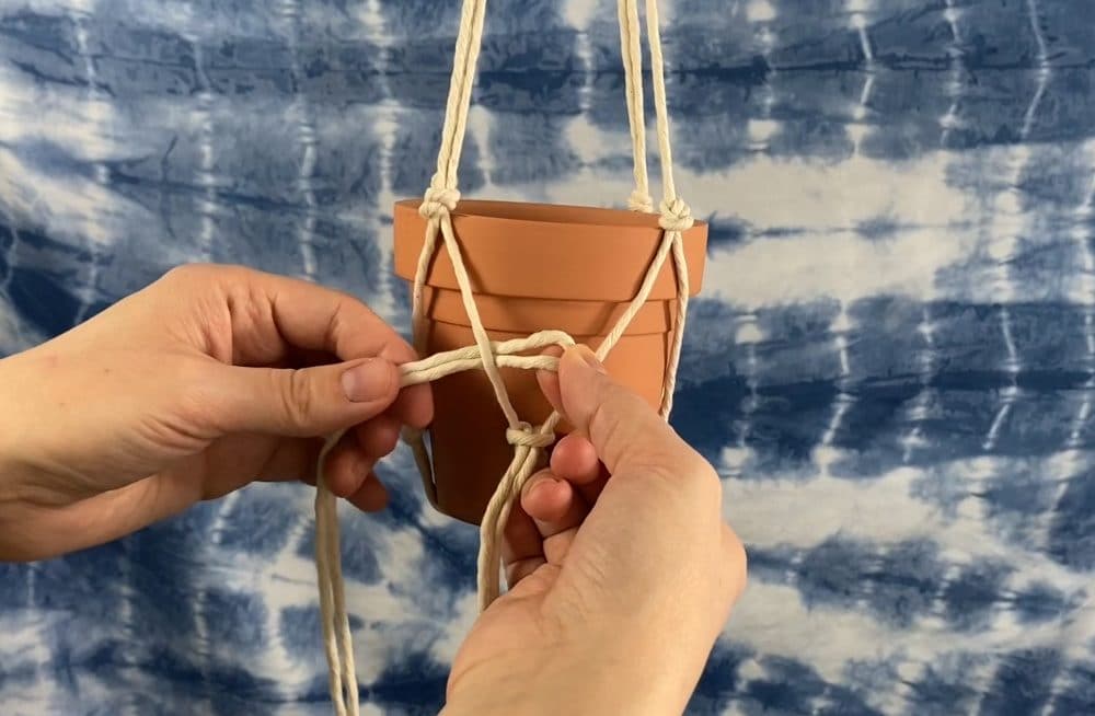 tyeing a revers larks head knot to attach the fringe