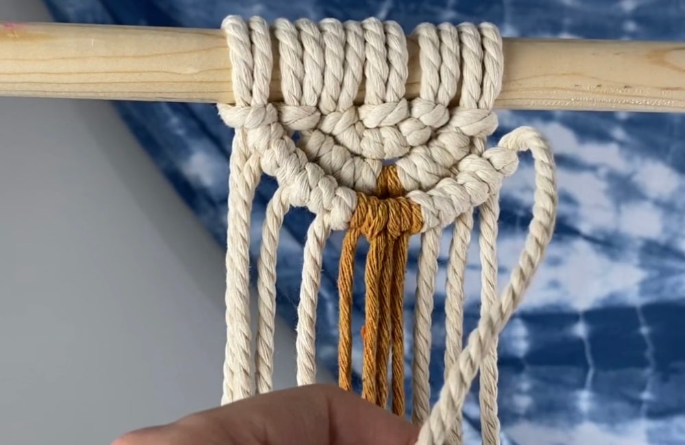 Add the extra contrasting piece to the middle and then continue making four double half hitch knots to the right