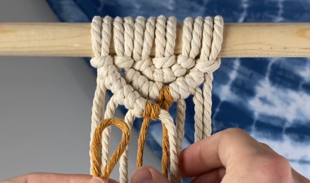 Make four double half hitch knots to the right