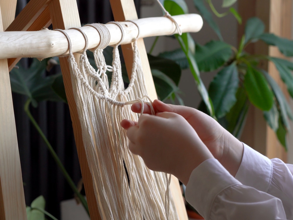 Doing macrame marching north