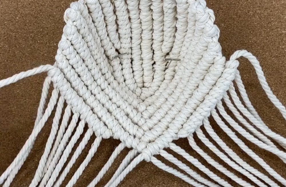 Last short row of double half hitch knots for macrame flower