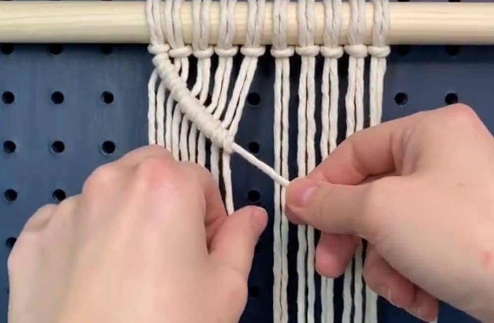 diagonal double half hitch knot | macrame knots for beginners