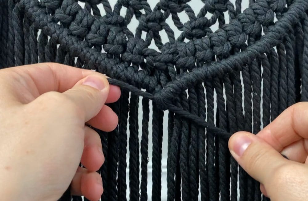 Joinging the two sides of double half hitch knots