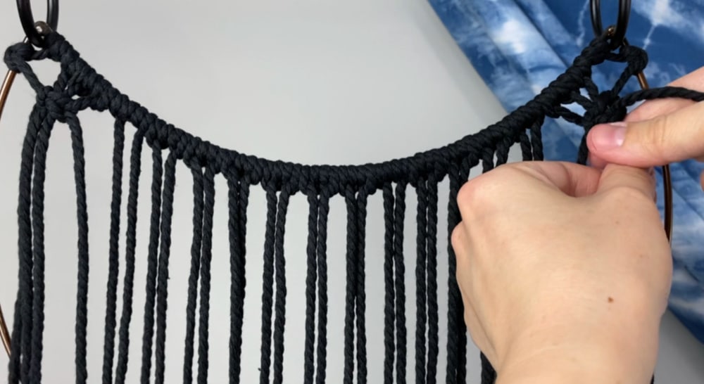 First double half hitch and square knot on both sides