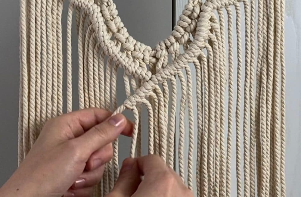 double half hitch knots for the diamond | DIY Macrame Wall Hanging