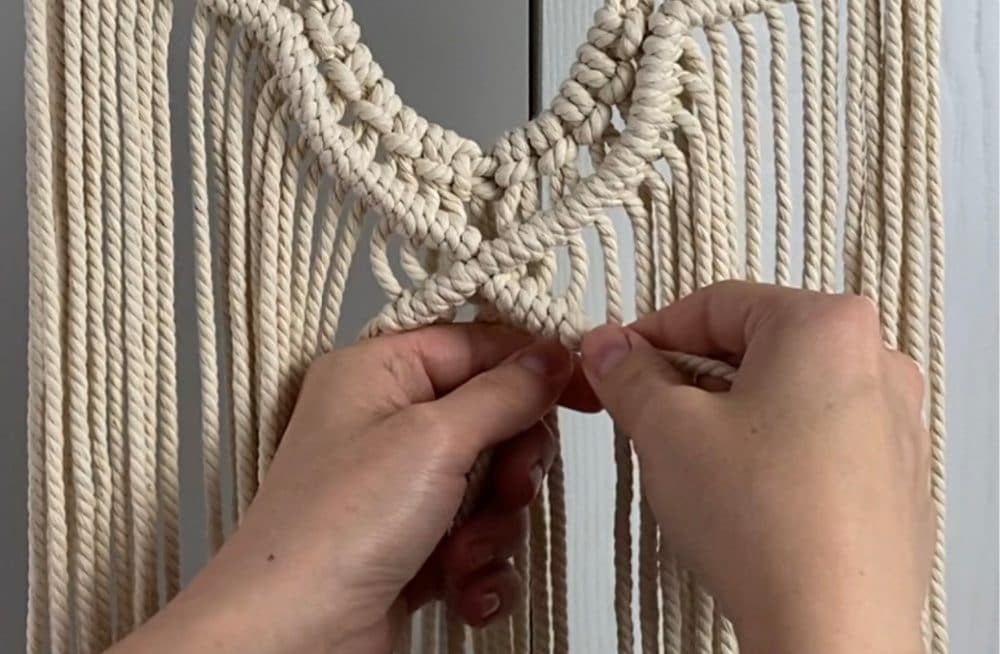 double half hitch knots for the diamond | DIY Macrame Wall Hanging