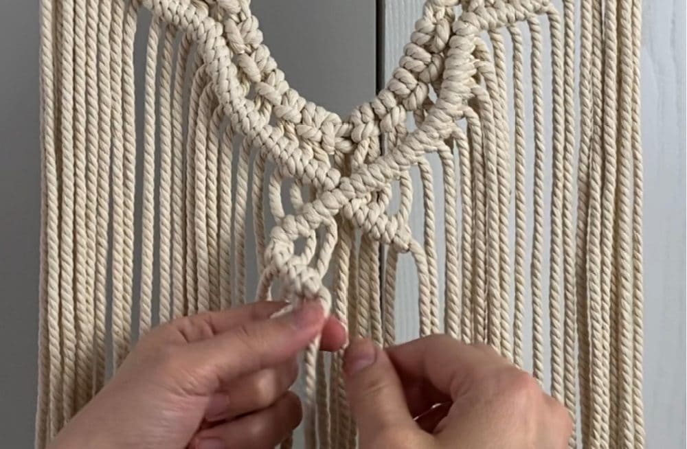 double half hitch knots for the diamond | DIY Macrame Wall Hanging