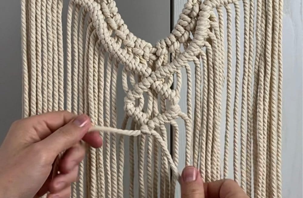 double half hitch knots for the diamond | DIY Macrame Wall Hanging