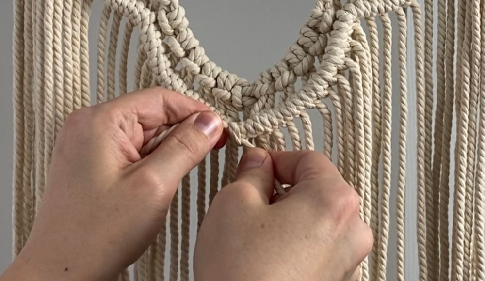 Finishing double half hitch knots on first layer