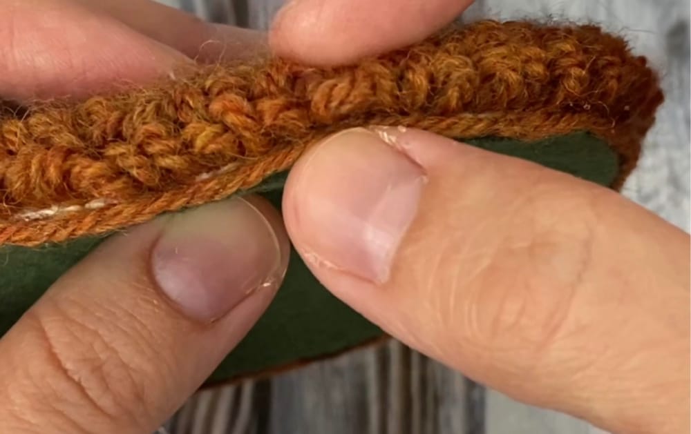 Adjust the yarn around the edge of the punch needle coaster