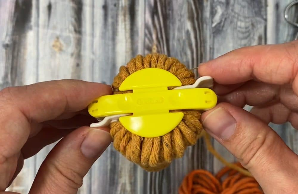 making pom poms with a clover pom pom maker | DIY macrame fall wreath