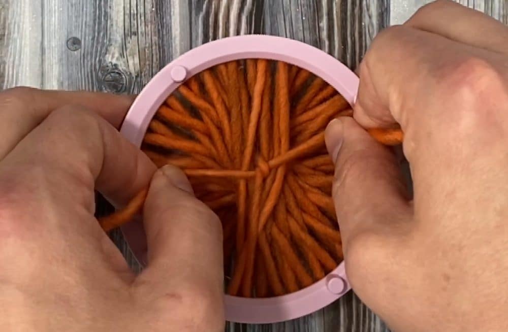 making flowers with the flower loom | DIY macrame fall wreath