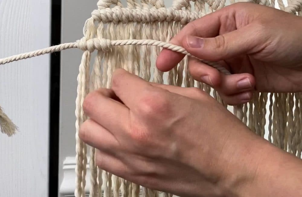 last row of double half hitch knots for macraweave