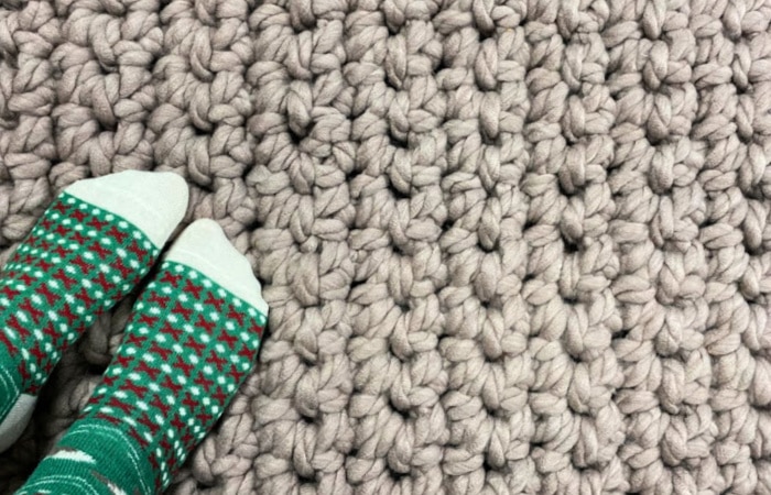 DIY Crochet Rug with Bulky Yarn (super easy free pattern!)