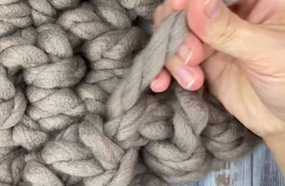 tighten up the two lose ends of bulky crochet rug