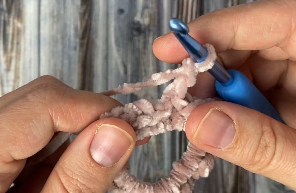 row 1 of crochet velvet scrunchie