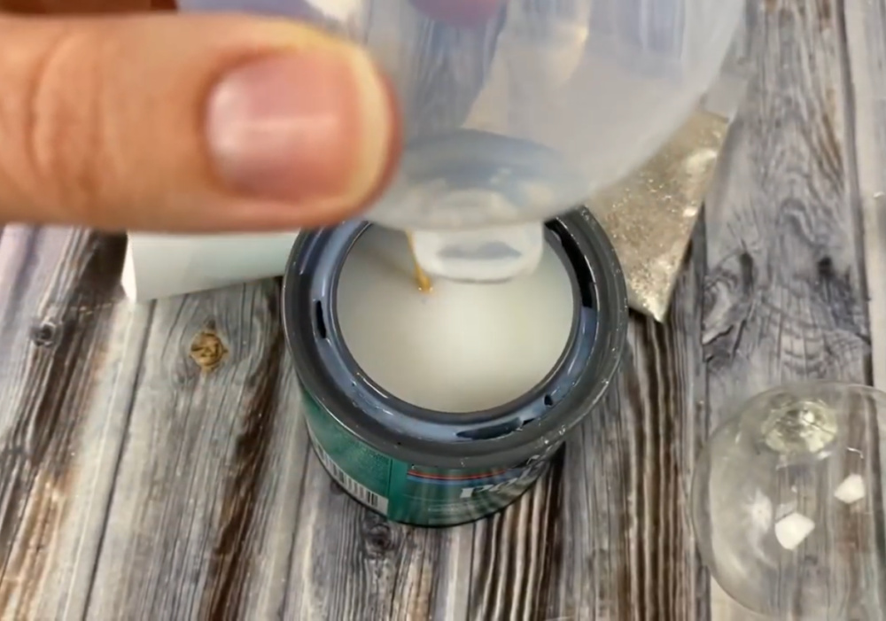 Easy DIY Glitter Ornaments with Polycrylic (tutorial & video!)