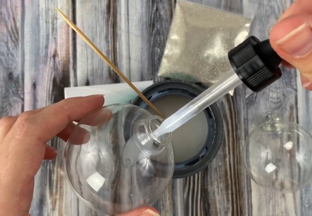 Easy DIY Glitter Ornaments with Polycrylic (tutorial & video!)