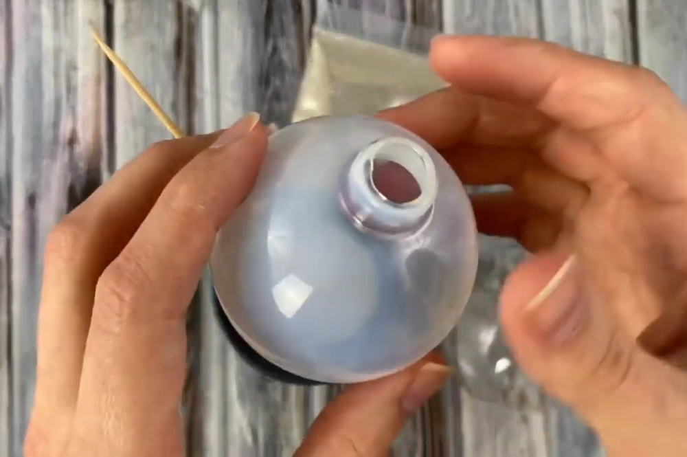 Easy DIY Glitter Ornaments with Polycrylic (tutorial & video!)