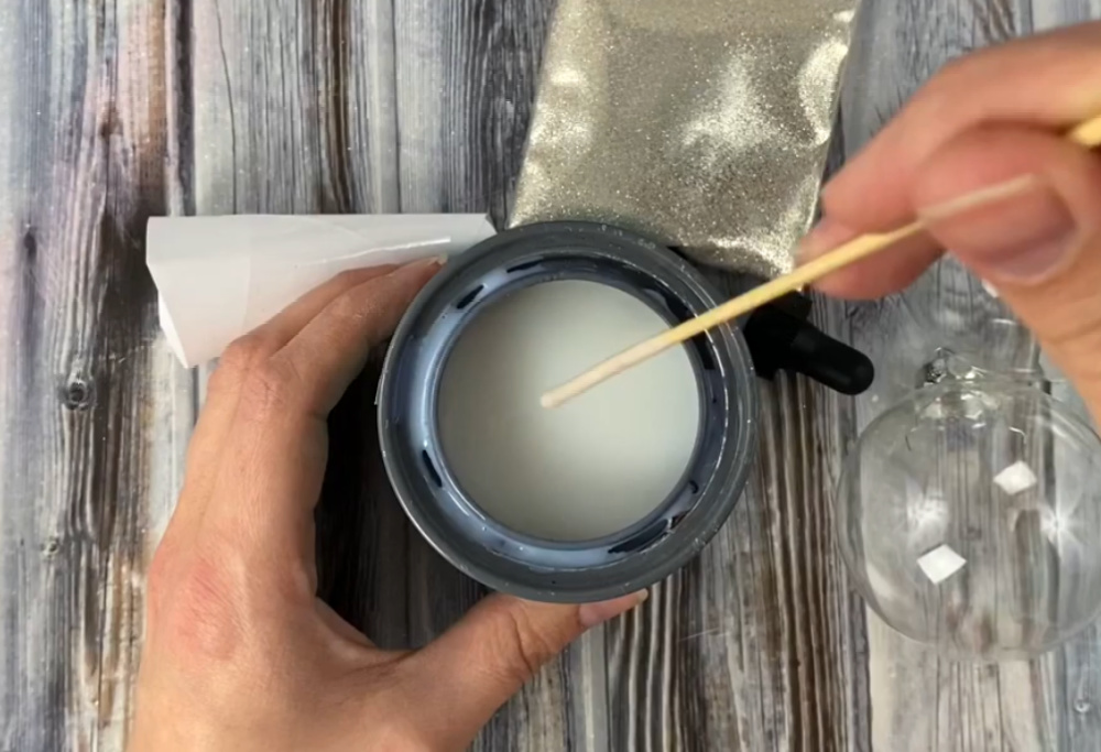 Easy DIY Glitter Ornaments with Polycrylic (tutorial & video!)