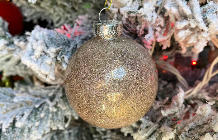 Easy DIY Glitter Ornaments with Polycrylic (tutorial & video!)