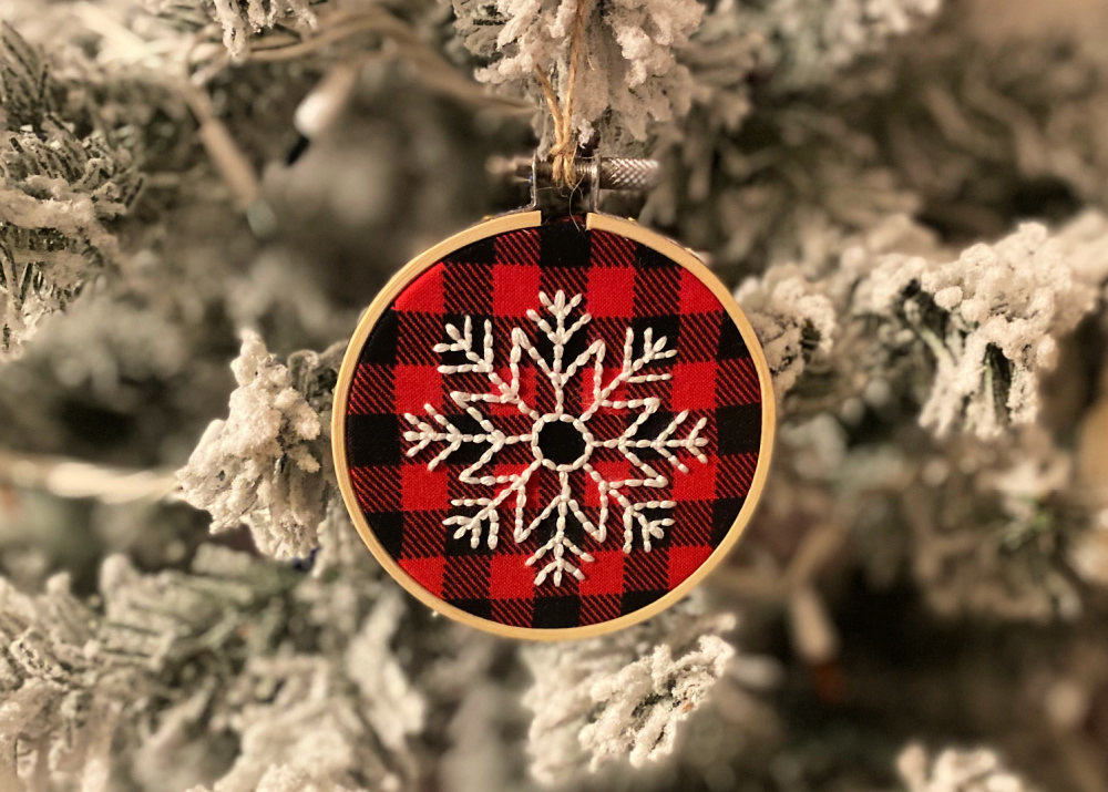 3 Free Punch Needle Christmas Patterns (& Tutorials!) DIY Ornaments