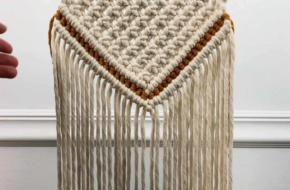 make one more row of diagonal double half hitch knots under the vertical half hitch knots | DIY macrame purse