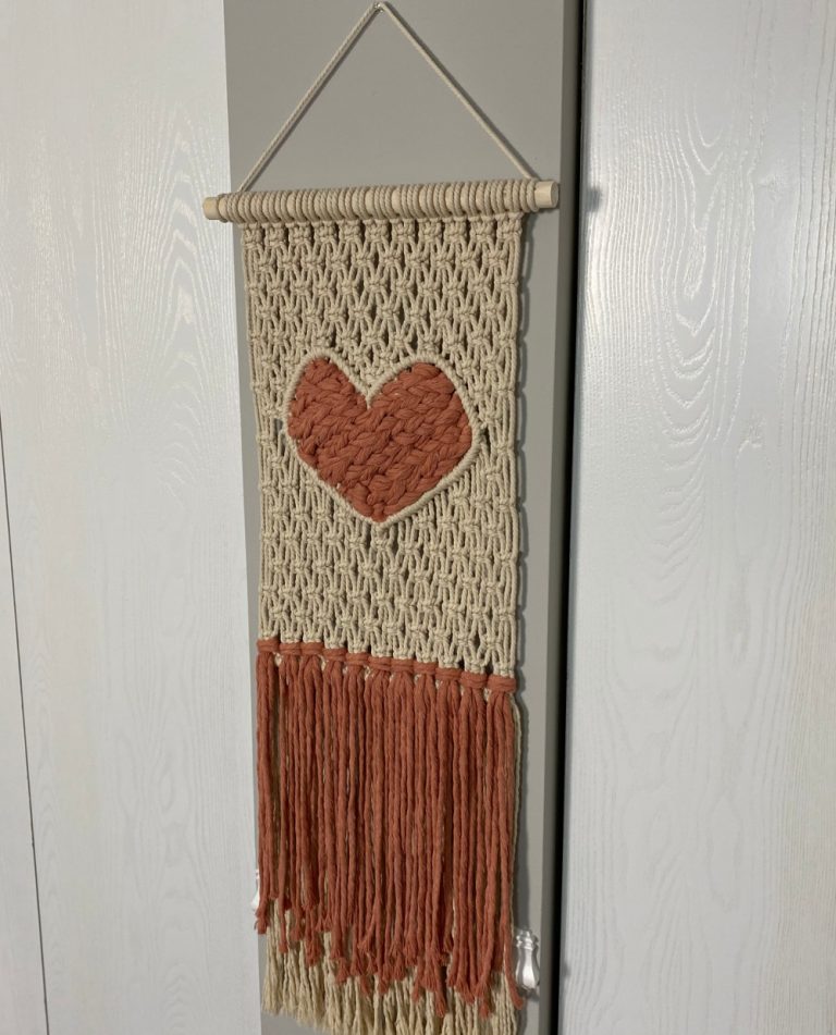 Super Sweet Heart Macrame Wall Hanging Free Pattern & Tutorial!