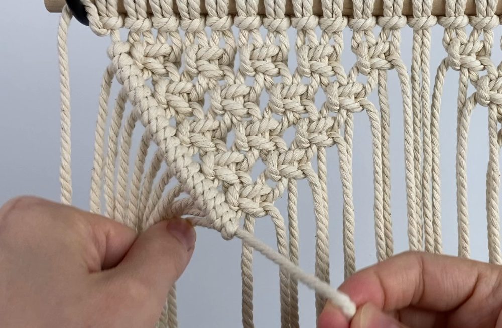 tying the first row of diagonal double half hitch knots