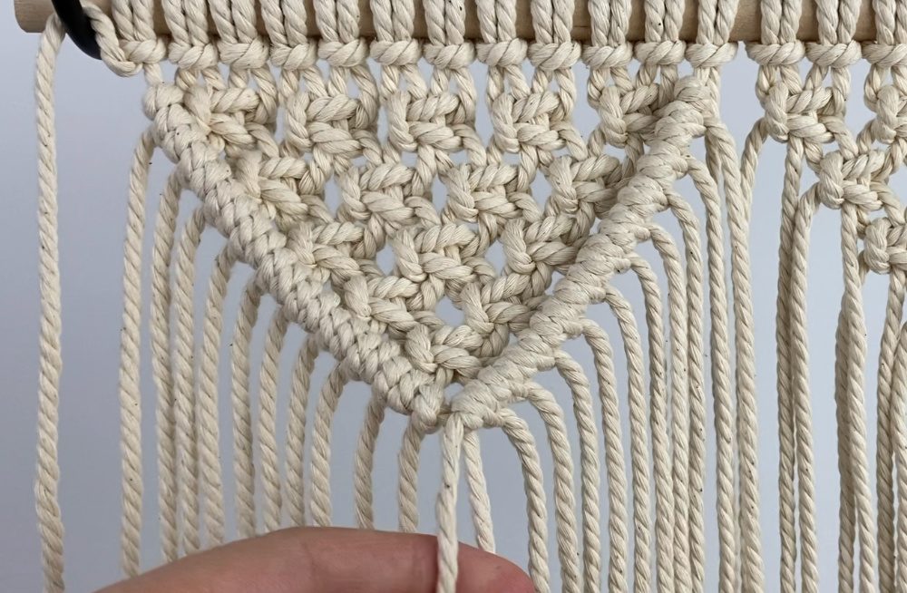 second row of diagonal double half hitch knots