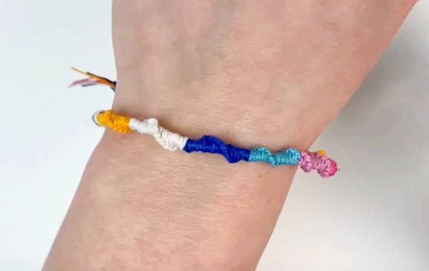 Easy Friendship Bracelet - Basic ZigZag * Moms and Crafters