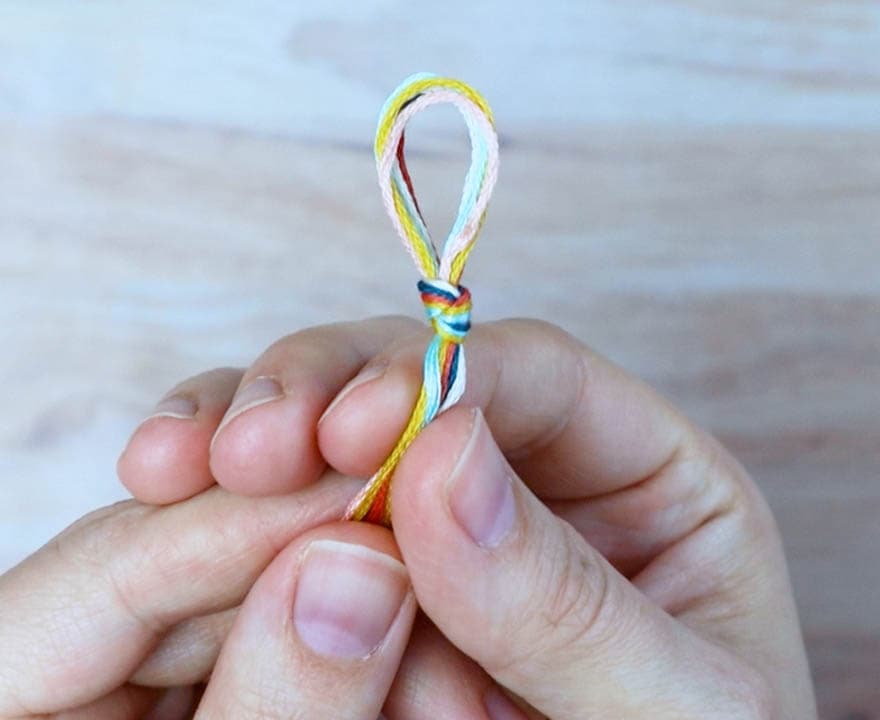 6 Easy Friendship Bracelet Patterns (Tutorials & Videos!)