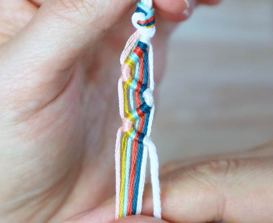 How to Make a Simple Friendship Bracelet - FeltMagnet