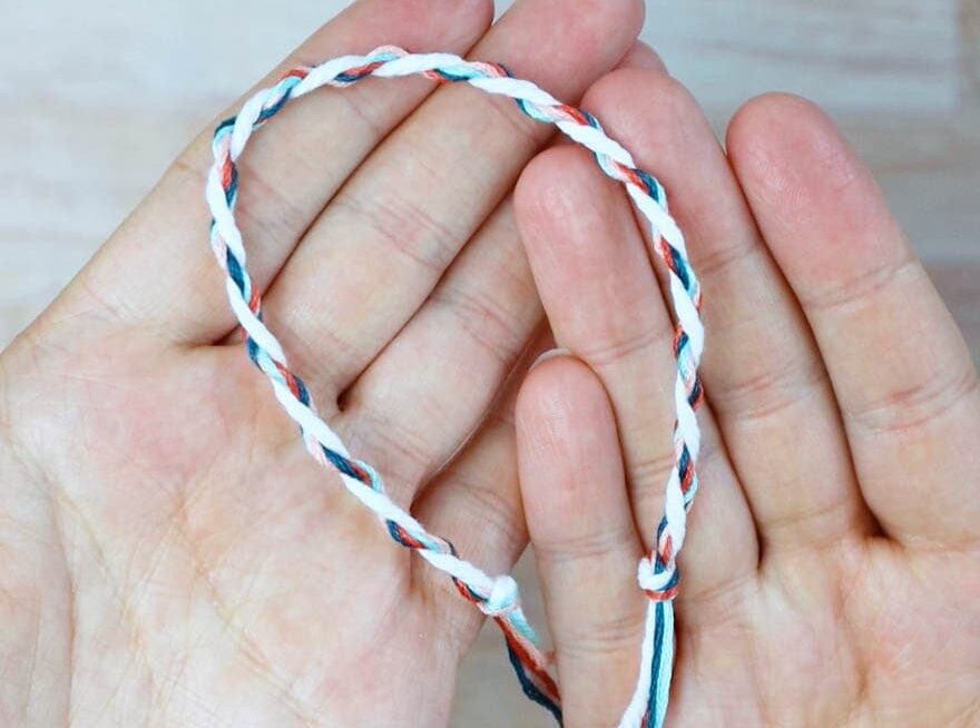 6 Easy Friendship Bracelet Patterns (Tutorials & Videos!)