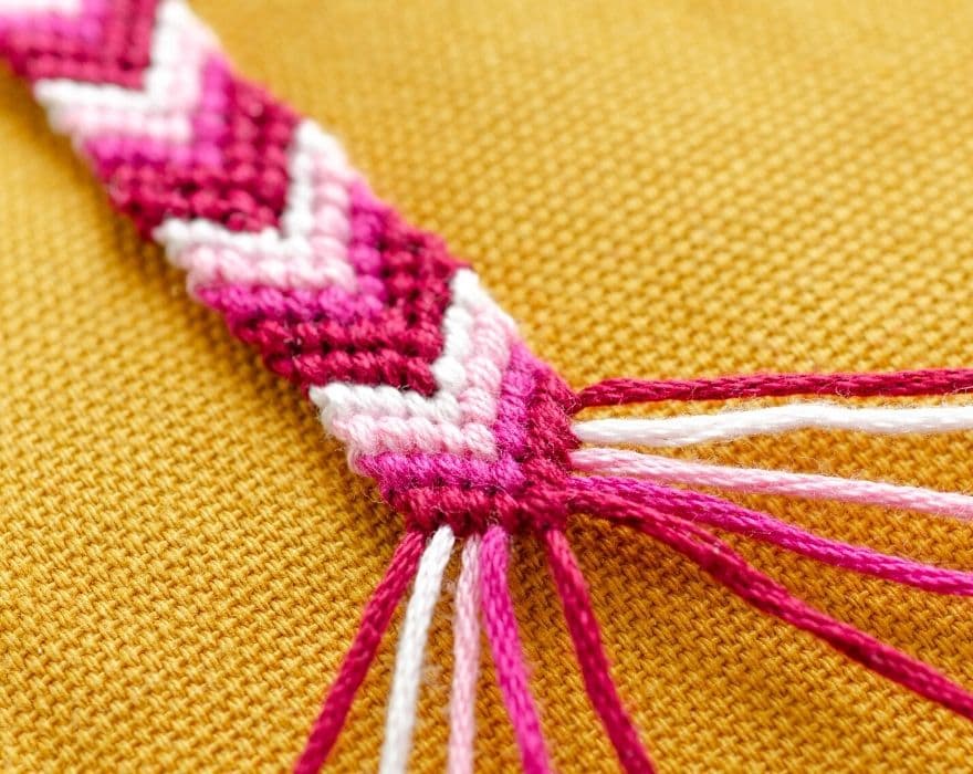 6 Easy Friendship Bracelet Patterns (Tutorials & Videos!)