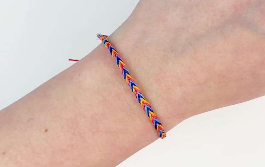 Easy Friendship Bracelet - Basic ZigZag * Moms and Crafters