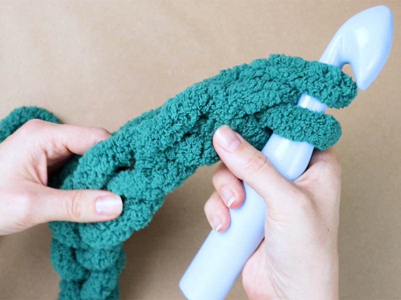 make the foundation chain for chunky crochet throw blanket