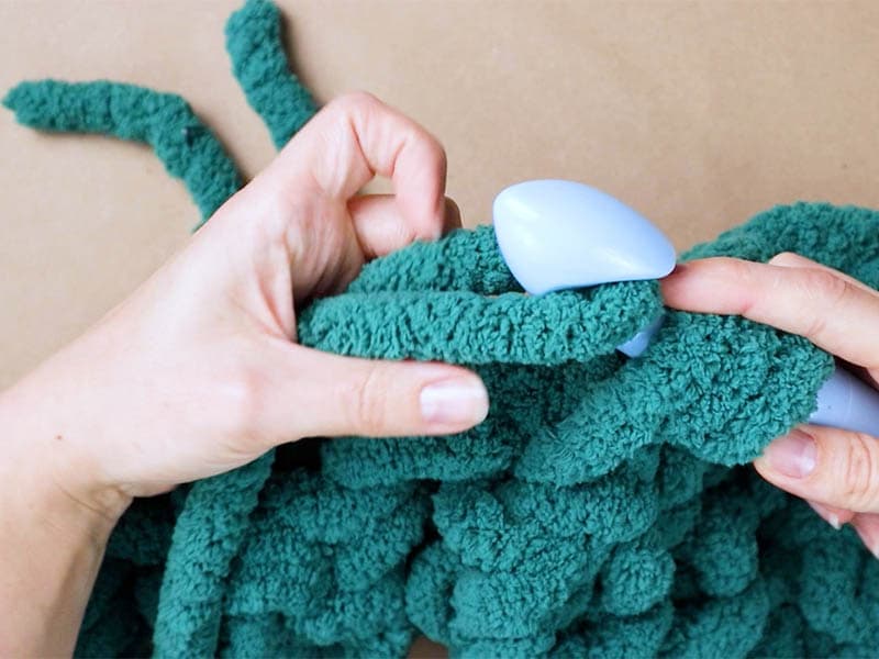 use the new yarn to finish the stitch