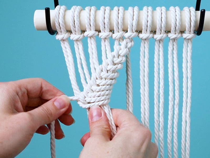 make a half hitch around each cord to the left until you make it all the way across