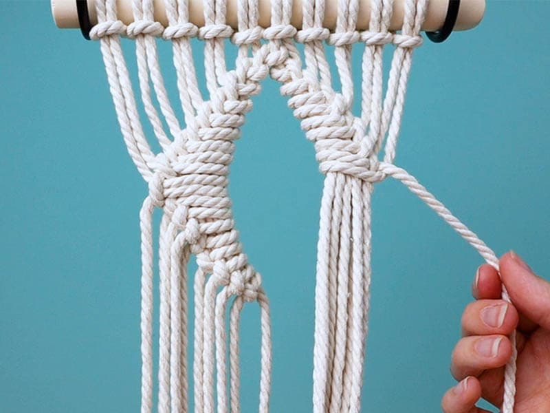 repeat the half hitch knot pattern on the right side
