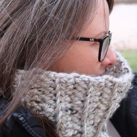 featured image for chunky crochet cowl post