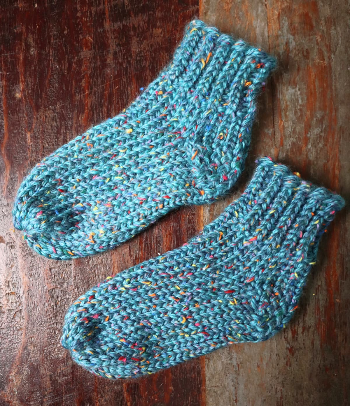 How to Loom Knit Slipper Socks (Easy Tutorial & Video!)