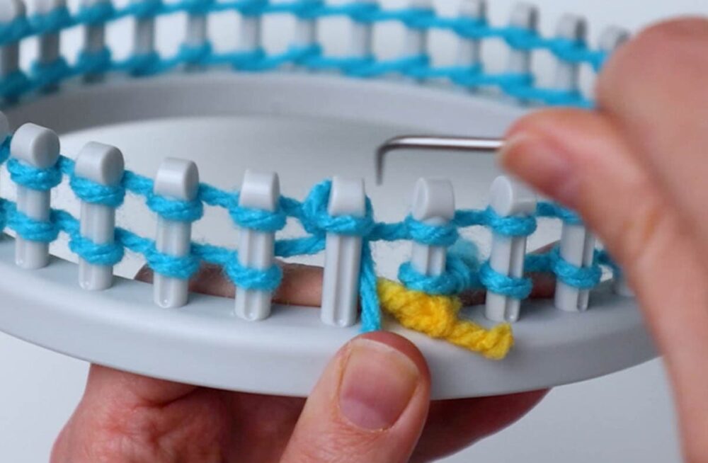 pull the loop you have on your hook off of the peg leaving one loop