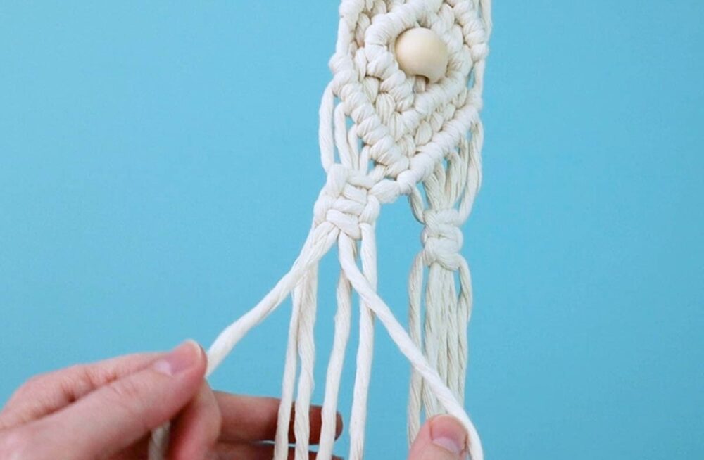 bring the center two cords to the outside and use them as the working cords to tie a switch square knot